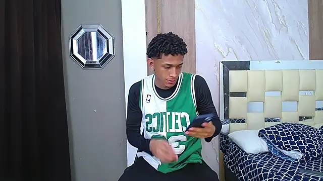 Snapshot of dominic_smith_ chatting on 11/11/25, 12:32 dominic smith online show from 11/11/25, 12:32