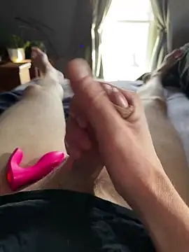 Snapshot of Tyler98425 chatting on 01/27/25, 04:43 Tyler98425 online show from 01/27/25, 04:43