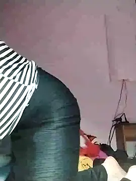 Snapshot of ngoclothingoc9en chatting on 03/13/25, 10:57 ngoclothingoc9en online show from 03/13/25, 10:57