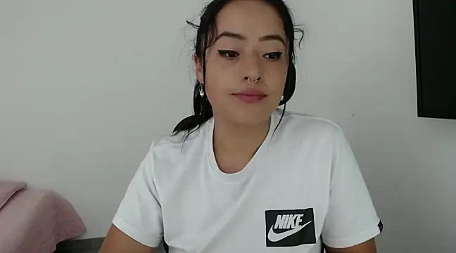 jjulietha95 online show from 12/18/24, 04:09