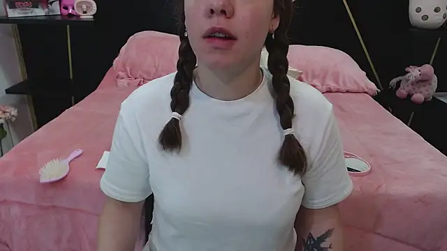 Snapshot of DanniAbbey chatting on 03/10/25, 11:42 DanniAbbey online show from 03/10/25, 11:42