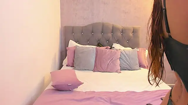 Snapshot of gia_watsonn chatting on 11/20/25, 05:01 gia watsonn online show from 11/20/25, 05:01