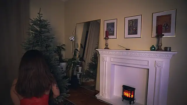 Snapshot of Leona_Mell chatting on 12/16/24, 01:21 Leona Mell online show from 12/16/24, 01:21