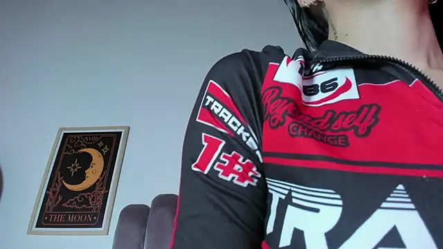 sky caroline online show from 02/18/26, 08:05