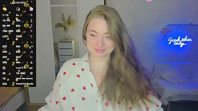 Snapshot of Demure_Smile chatting on 01/25/25, 04:13 Demure Smile online show from 01/25/25, 04:13