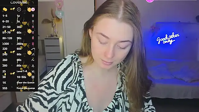 Snapshot of Demure_Smile chatting on 02/21/25, 05:02 Demure Smile online show from 02/21/25, 05:02