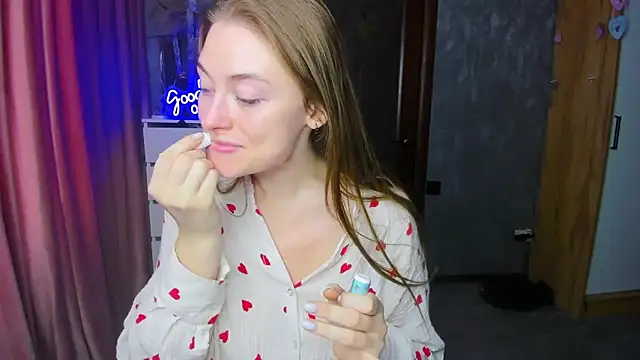 Snapshot of Demure_Smile chatting on 09/18/25, 04:14 Demure Smile online show from 09/18/25, 04:14