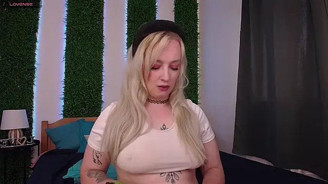 Snapshot of Nicole__Aniston_ chatting on 09/28/25, 08:52 Nicole Aniston online show from 09/28/25, 08:52