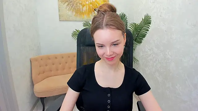 Snapshot of MileyWings chatting on 02/26/25, 06:00 MileyWings online show from 02/26/25, 06:00