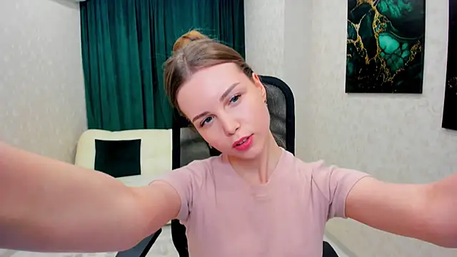 Snapshot of MileyWings chatting on 03/03/25, 12:27 MileyWings online show from 03/03/25, 12:27