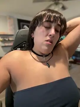 Snapshot of ThicBunz chatting on 11/12/25, 04:07 ThicBunz online show from 11/12/25, 04:07