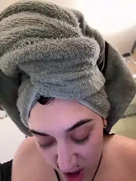 Snapshot of ThicBunz chatting on 11/16/25, 03:12 ThicBunz online show from 11/16/25, 03:12