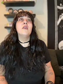 Snapshot of ThicBunz chatting on 11/17/25, 05:52 ThicBunz online show from 11/17/25, 05:52