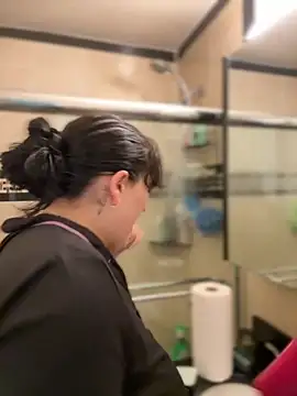 Snapshot of ThicBunz chatting on 11/22/25, 04:06 ThicBunz online show from 11/22/25, 04:06