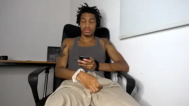 Snapshot of Skinnyblackman chatting on 05/17/26, 06:44 Skinnyblackman online show from 05/17/26, 06:44