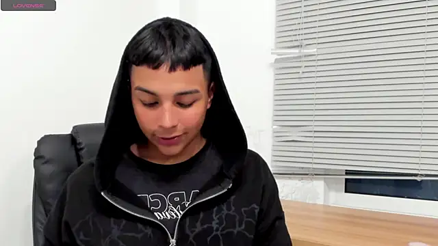 Snapshot of Seductivo_jr chatting on 11/29/25, 04:15 Seductivo jr online show from 11/29/25, 04:15