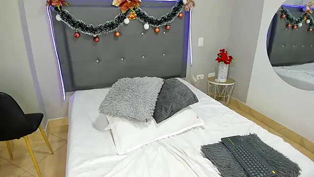 Snapshot of emma_lye chatting on 12/24/24, 03:05 emma lye online show from 12/24/24, 03:05