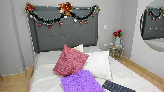 Snapshot of emma_lye chatting on 12/31/24, 11:17 emma lye online show from 12/31/24, 11:17
