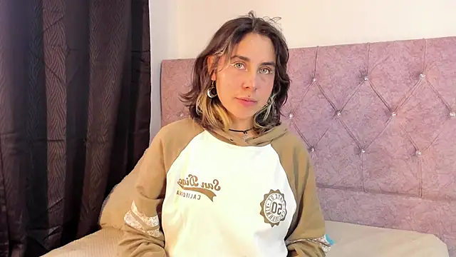 Snapshot of riley_colors chatting on 01/28/25, 08:15 riley colors online show from 01/28/25, 08:15