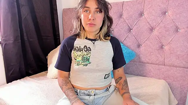 Snapshot of riley_colors chatting on 01/29/25, 08:46 riley colors online show from 01/29/25, 08:46