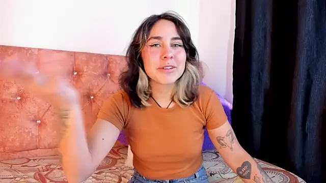 Snapshot of riley_colors chatting on 01/31/25, 01:45 riley colors online show from 01/31/25, 01:45