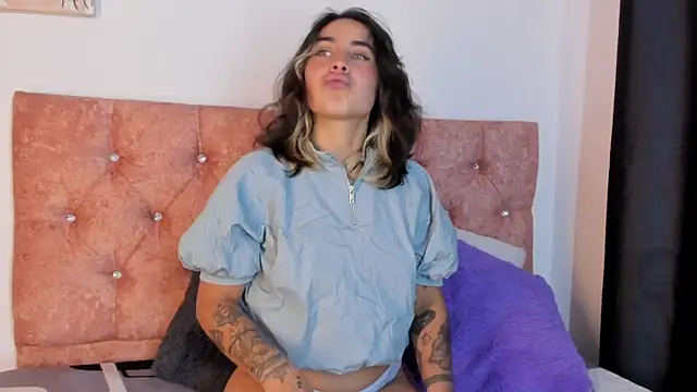 Snapshot of riley_colors chatting on 03/04/25, 08:49 riley colors online show from 03/04/25, 08:49