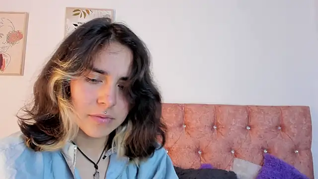 Snapshot of riley_colors chatting on 03/05/25, 12:05 riley colors online show from 03/05/25, 12:05