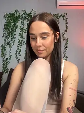 Snapshot of MiaNell chatting on 12/19/25, 11:23 MiaNell online show from 12/19/25, 11:23