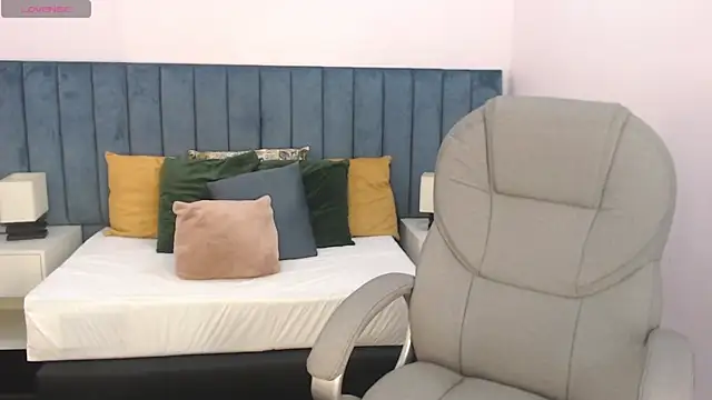 Snapshot of april_bunnyy chatting on 12/17/25, 08:04 april bunnyy online show from 12/17/25, 08:04