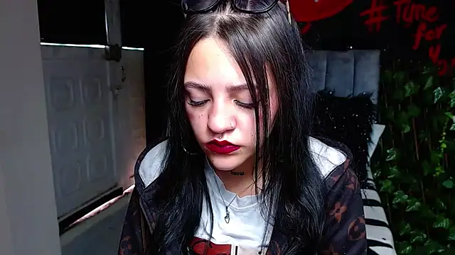 Snapshot of Violettasquirt chatting on 04/14/26, 01:28 Violettasquirt online show from 04/14/26, 01:28