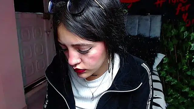 Snapshot of Violettasquirt chatting on 04/16/26, 01:45 Violettasquirt online show from 04/16/26, 01:45