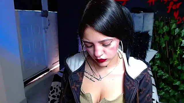 Snapshot of Violettasquirt chatting on 04/18/26, 02:21 Violettasquirt online show from 04/18/26, 02:21