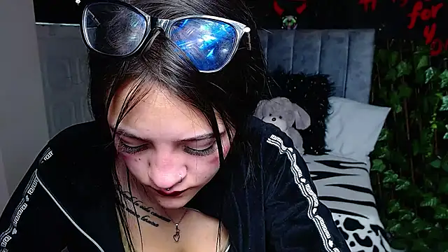 Snapshot of Violettasquirt chatting on 04/23/26, 01:46 Violettasquirt online show from 04/23/26, 01:46