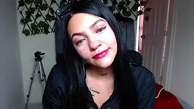 Snapshot of Violettasquirt chatting on 05/25/26, 01:39 Violettasquirt online show from 05/25/26, 01:39