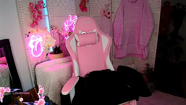 Snapshot of EllieKarrX chatting on 12/08/24, 08:47 EllieKarrX online show from 12/08/24, 08:47