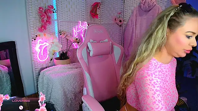 Snapshot of EllieKarrX chatting on 01/13/25, 10:24 EllieKarrX online show from 01/13/25, 10:24