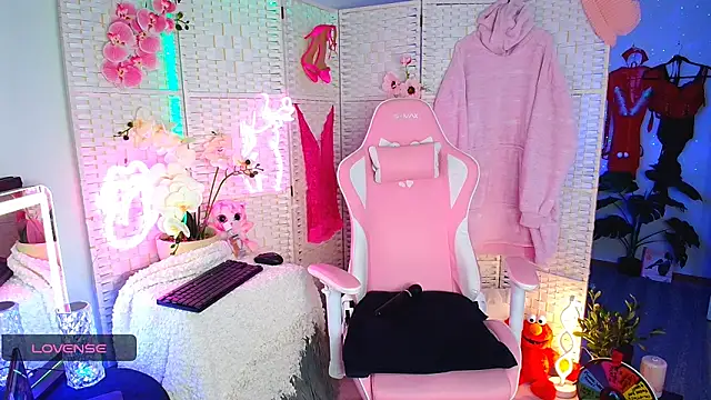 Snapshot of EllieKarrX chatting on 02/03/25, 12:04 EllieKarrX online show from 02/03/25, 12:04