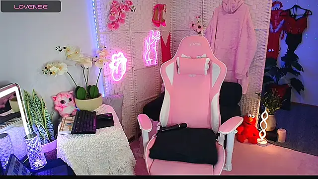 Snapshot of EllieKarrX chatting on 03/13/25, 10:43 EllieKarrX online show from 03/13/25, 10:43