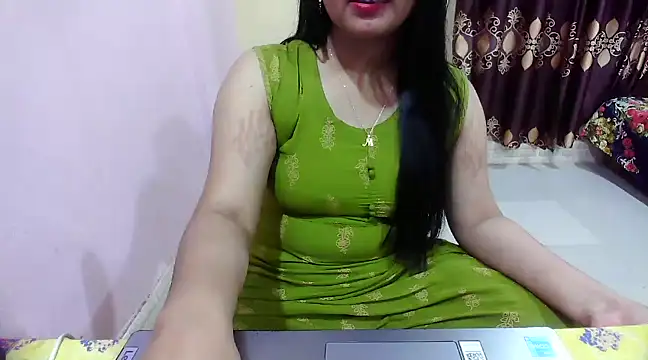Snapshot of LovelyRose69 chatting on 12/04/24, 04:38 LovelyRose69 online show from 12/04/24, 04:38
