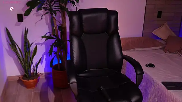 Snapshot of sammy_laszlow chatting on 12/21/25, 01:57 sammy laszlow online show from 12/21/25, 01:57