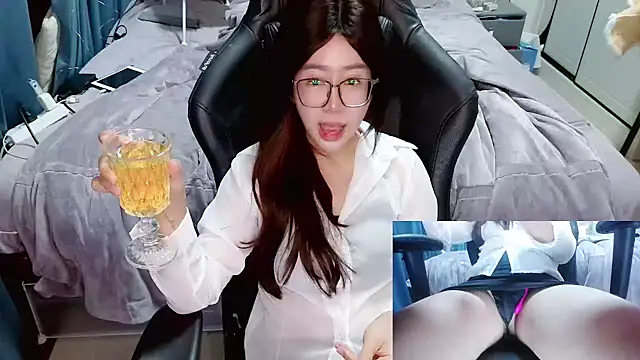 Snapshot of Angelababy001 chatting on 12/13/24, 06:27 Angelababy001 online show from 12/13/24, 06:27