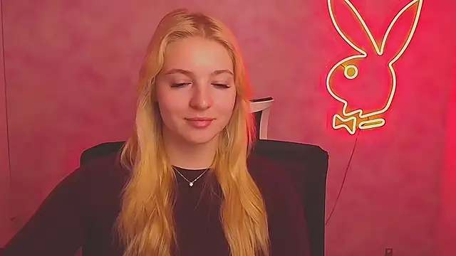 Snapshot of Milka_kiss_ chatting on 03/15/25, 10:03 Milka kiss  online show from 03/15/25, 10:03