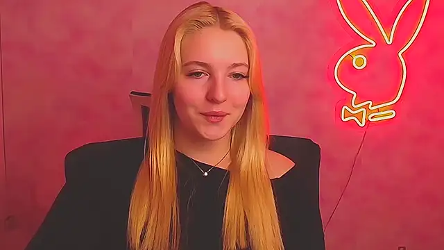 Snapshot of Milka_kiss_ chatting on 03/20/25, 12:32 Milka kiss  online show from 03/20/25, 12:32