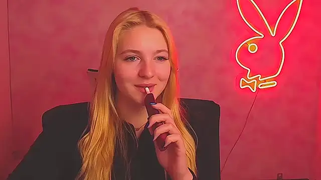 Snapshot of Milka_kiss_ chatting on 03/21/25, 10:39 Milka kiss  online show from 03/21/25, 10:39