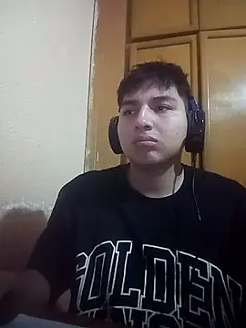 Snapshot of LoganFinds chatting on 12/19/25, 03:46 LoganFinds online show from 12/19/25, 03:46