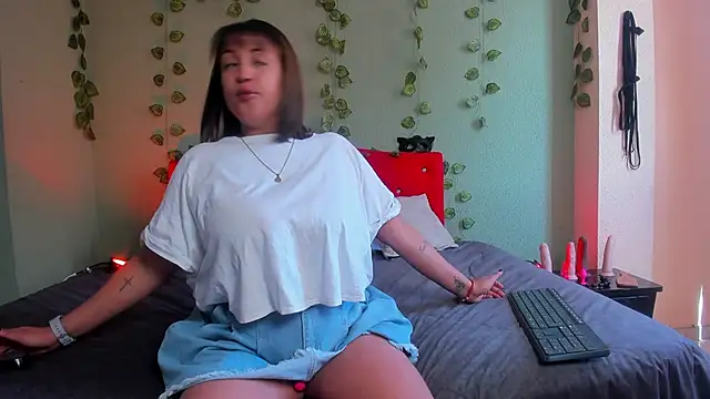 Snapshot of MirandaDream2 chatting on 02/05/26, 03:27 MirandaDream2 online show from 02/05/26, 03:27