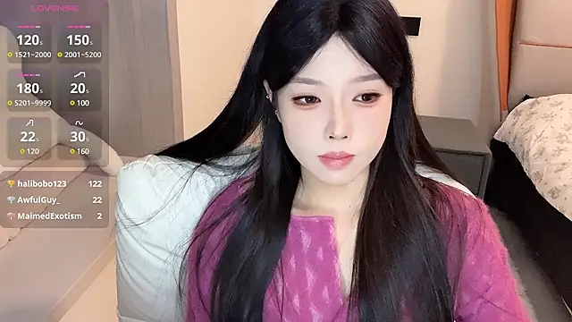 Snapshot of Q-ing chatting on 12/12/24, 05:48 Q-ing online show from 12/12/24, 05:48