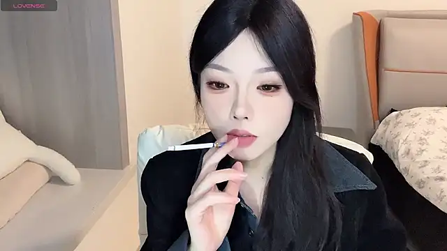 Snapshot of Q-ing chatting on 12/13/24, 02:05 Q-ing online show from 12/13/24, 02:05