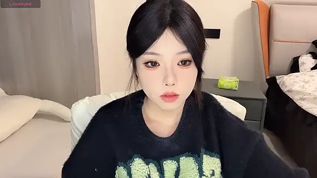 Snapshot of Q-ing chatting on 12/18/24, 12:07 Q-ing online show from 12/18/24, 12:07