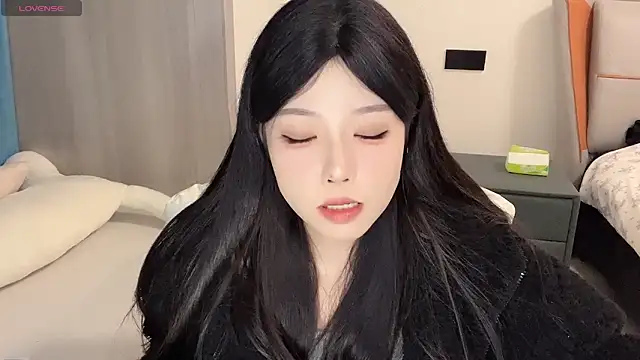 Snapshot of Q-ing chatting on 12/24/24, 06:17 Q-ing online show from 12/24/24, 06:17